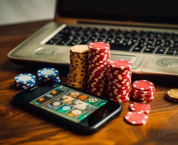 Poker Online: Dunia Permainan Kartu yang Semakin Berkembang di Era Digital